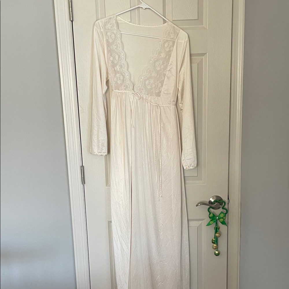Elegant Cream Lace pegnoir nightgown and robe set
